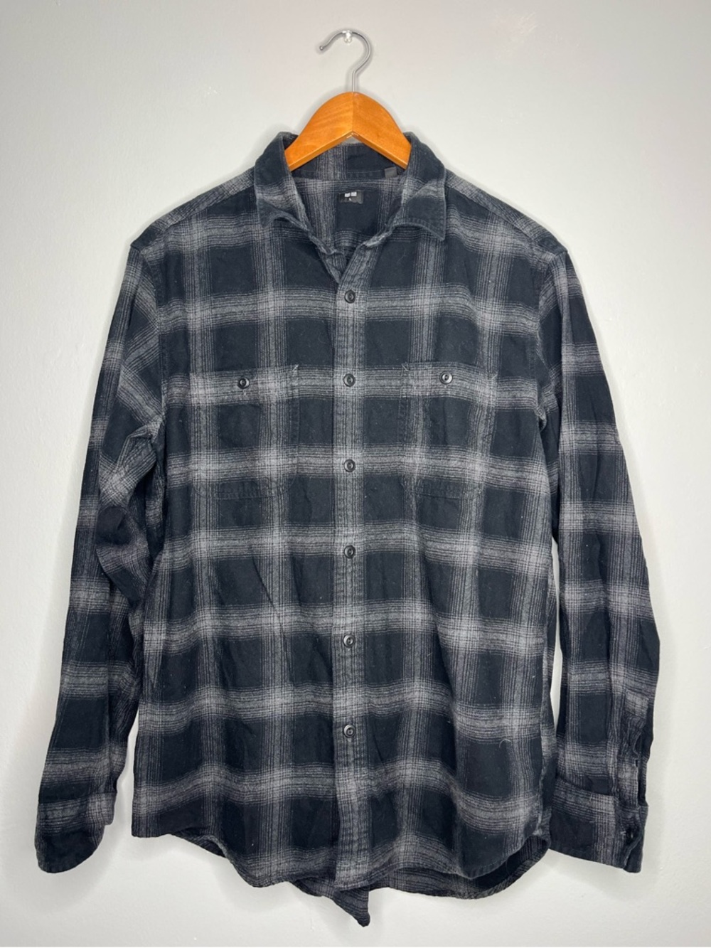 Uniqlo Men's Black & Gray Plaid Button Down Cotton Flannel Long Sleeve Shirt